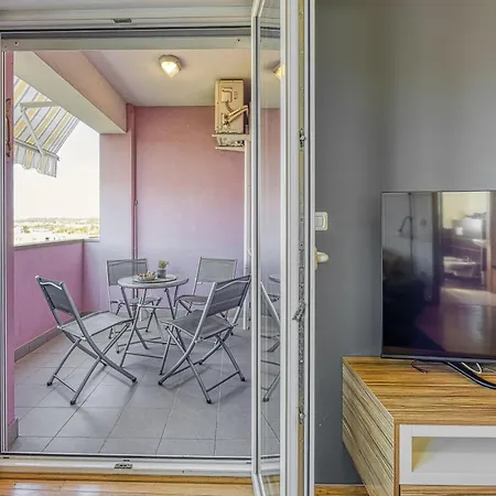 Dea - Three Bedroom Pula