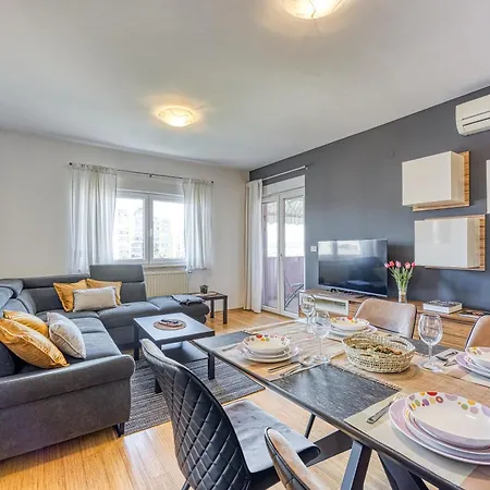 Apartment Dea - Three Bedroom Pula